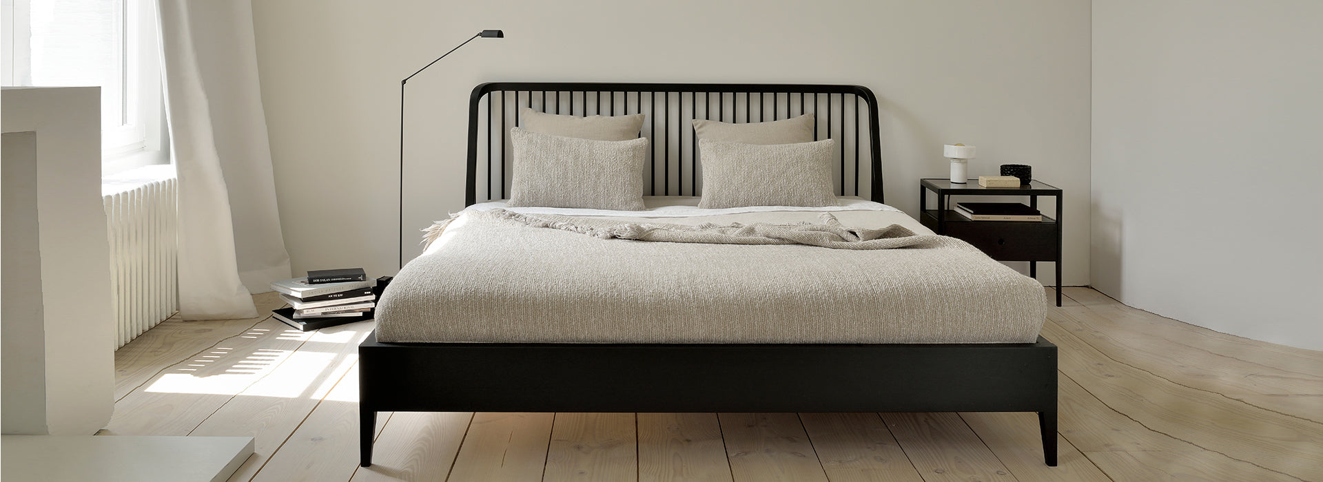 Spindle bed in oak
